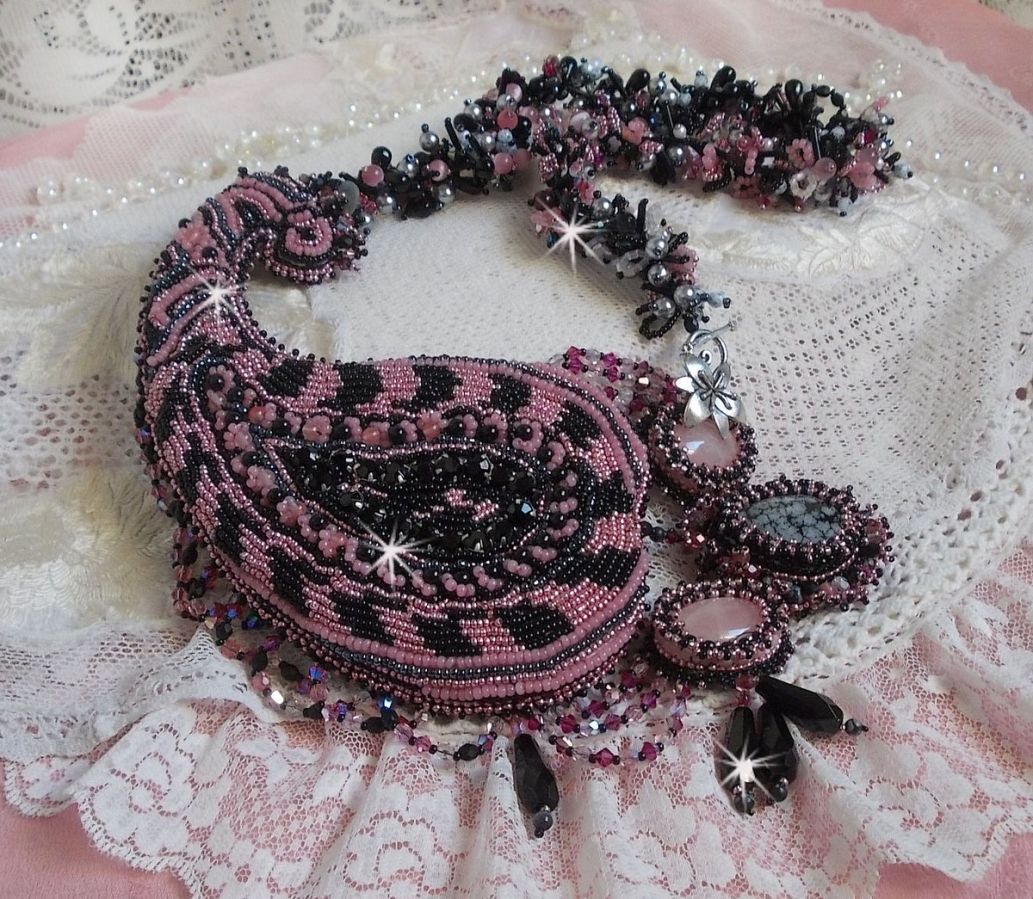 Colar plastrão Ville d'un Soir Noir et Rose, um reflexo de luz bordada com cristais de Quartzo e Swarovski