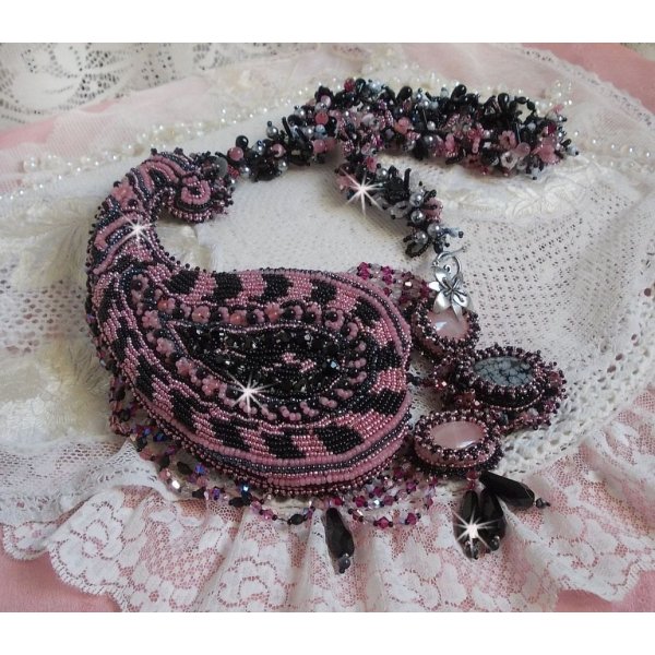 Colar plastr&atilde;o Ville d'un Soir Noir et Rose, um reflexo de luz bordada com cristais de Quartzo e Swarovski