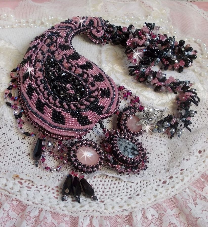 Colar plastrão Ville d'un Soir Noir et Rose, um reflexo de luz bordada com cristais de Quartzo e Swarovski