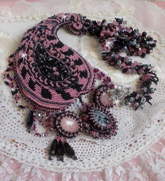 Colar plastr&atilde;o Ville d'un Soir Noir et Rose, um reflexo de luz bordada com cristais de Quartzo e Swarovski