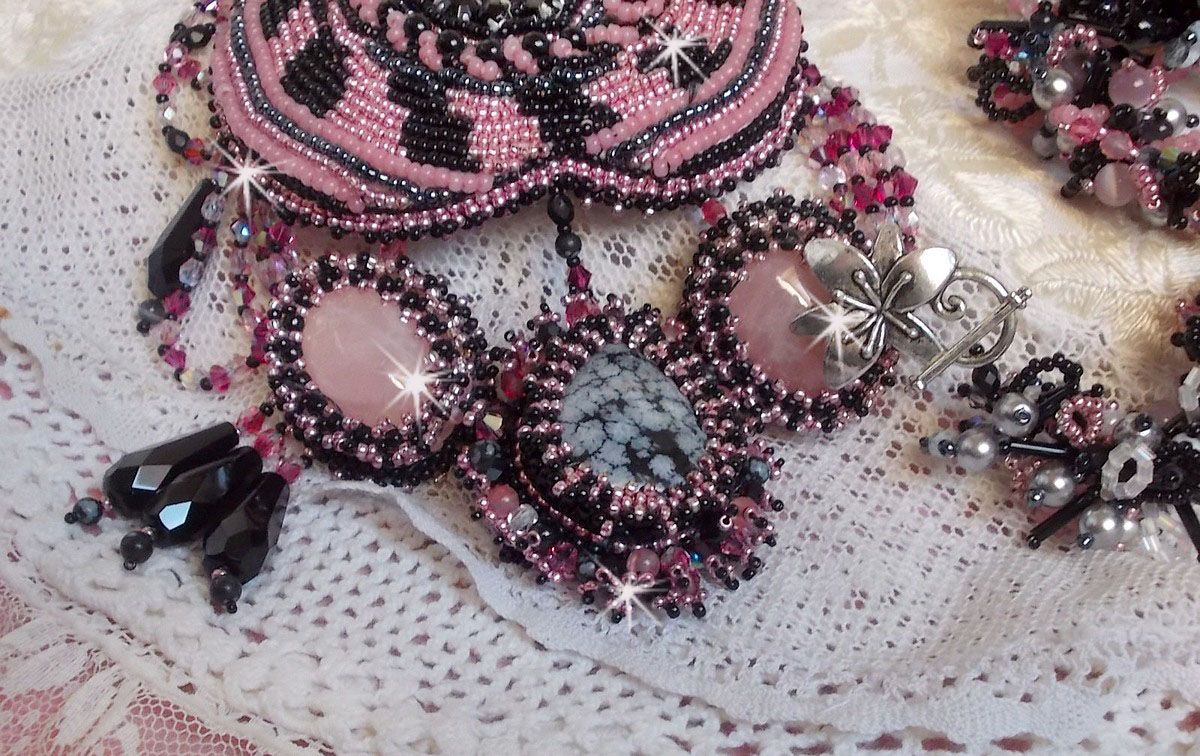 Colar plastrão Ville d'un Soir Noir et Rose, um reflexo de luz bordada com cristais de Quartzo e Swarovski