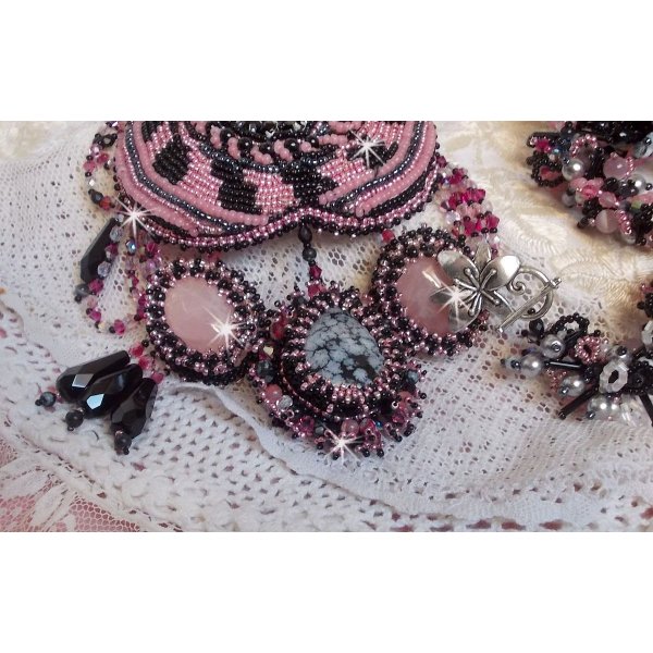 Colar plastrão Ville d'un Soir Noir et Rose, um reflexo de luz bordada com cristais de Quartzo e Swarovski