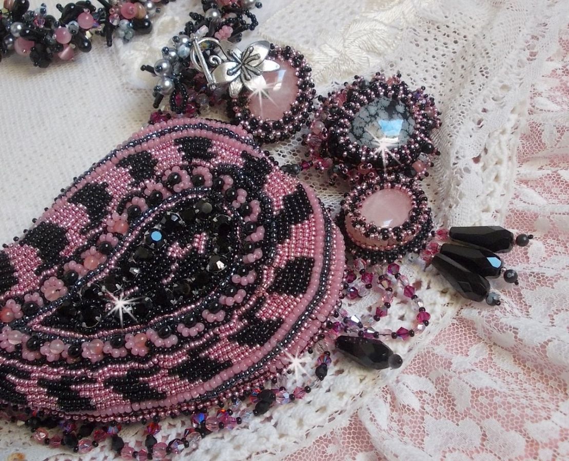 Colar plastrão Ville d'un Soir Noir et Rose, um reflexo de luz bordada com cristais de Quartzo e Swarovski