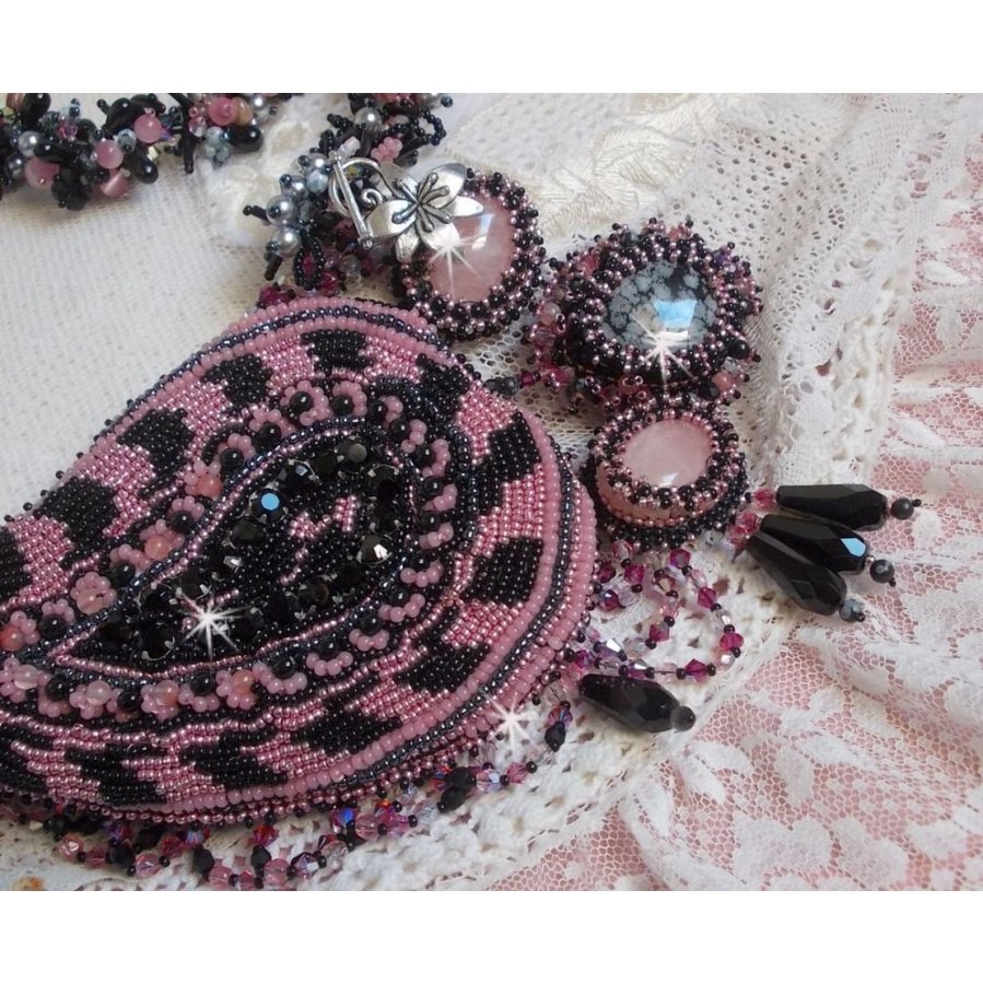 Colar plastrão Ville d'un Soir Noir et Rose, um reflexo de luz bordada com cristais de Quartzo e Swarovski