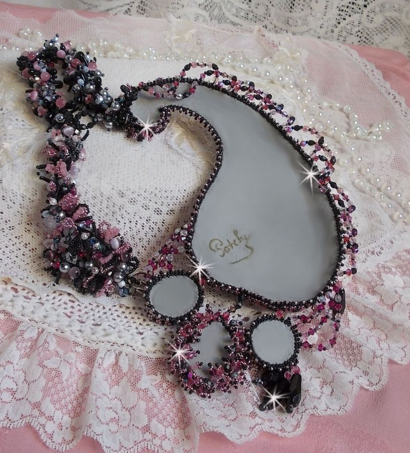 Colar plastrão Ville d'un Soir Noir et Rose, um reflexo de luz bordada com cristais de Quartzo e Swarovski