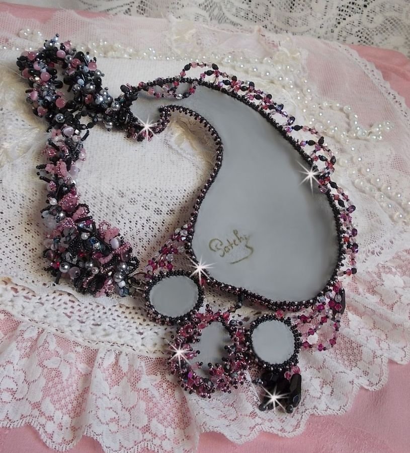 Colar plastrão Ville d'un Soir Noir et Rose, um reflexo de luz bordada com cristais de Quartzo e Swarovski