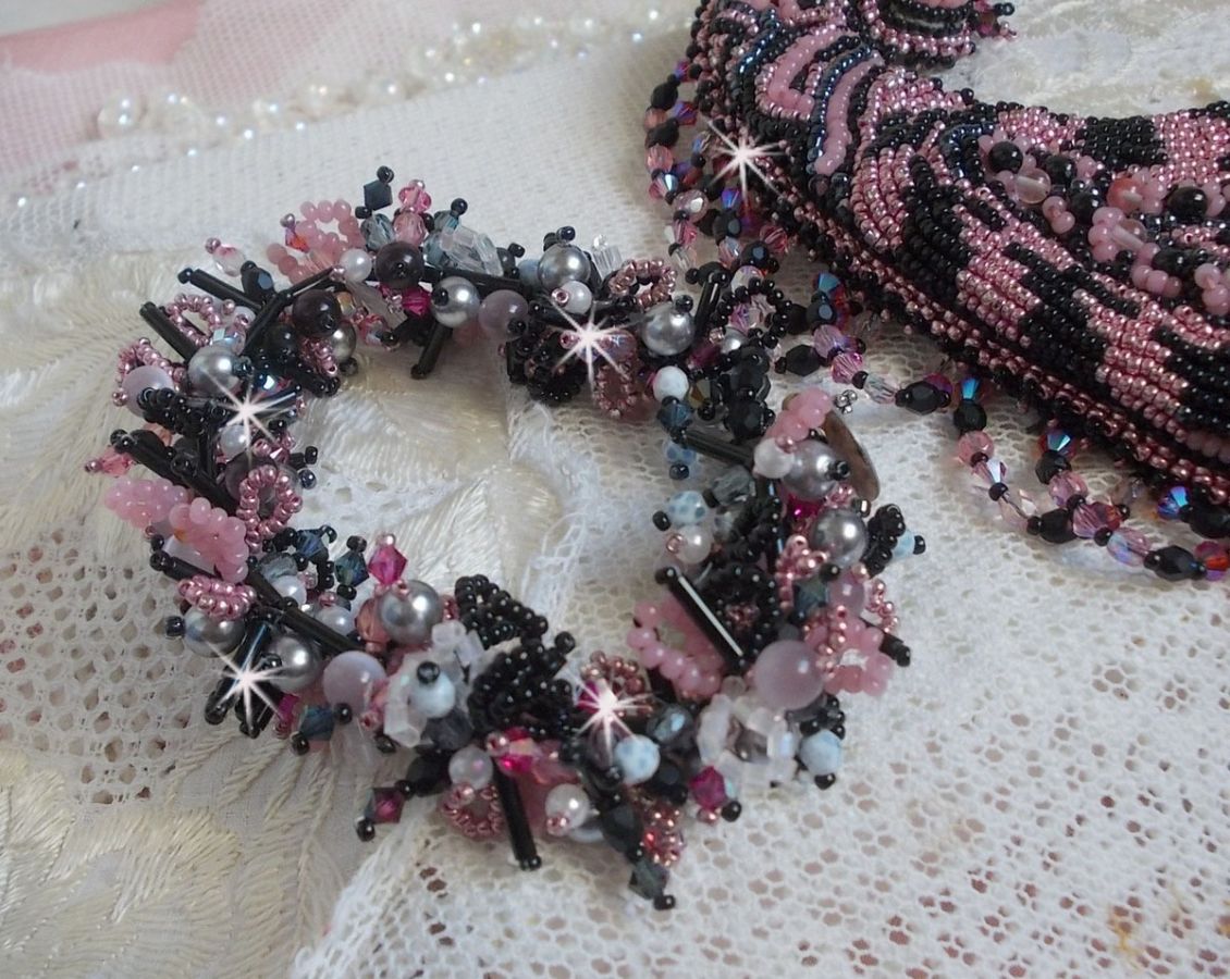 Colar plastrão Ville d'un Soir Noir et Rose, um reflexo de luz bordada com cristais de Quartzo e Swarovski