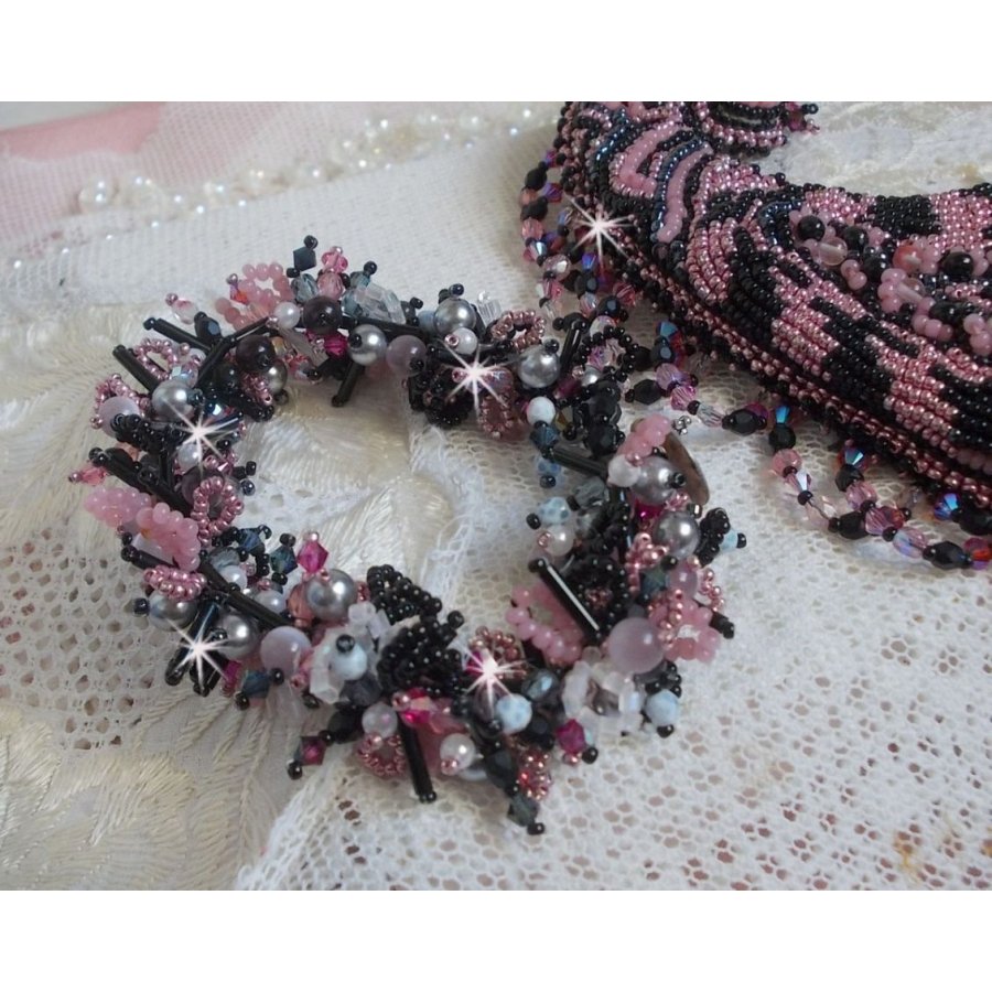 Colar plastrão Ville d'un Soir Noir et Rose, um reflexo de luz bordada com cristais de Quartzo e Swarovski