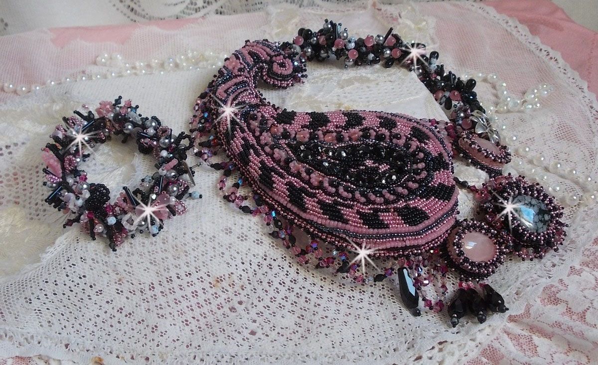 Colar plastrão Ville d'un Soir Noir et Rose, um reflexo de luz bordada com cristais de Quartzo e Swarovski