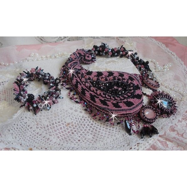 Colar plastrão Ville d'un Soir Noir et Rose, um reflexo de luz bordada com cristais de Quartzo e Swarovski