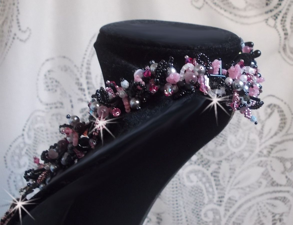 Colar plastrão Ville d'un Soir Noir et Rose, um reflexo de luz bordada com cristais de Quartzo e Swarovski