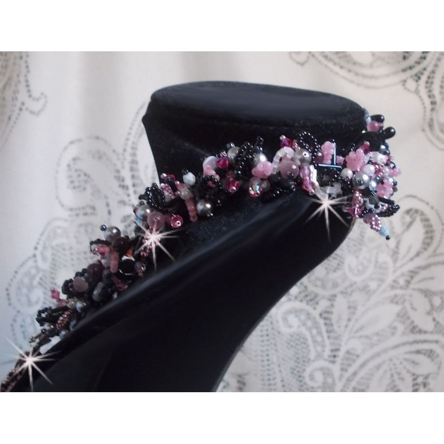 Colar plastrão Ville d'un Soir Noir et Rose, um reflexo de luz bordada com cristais de Quartzo e Swarovski