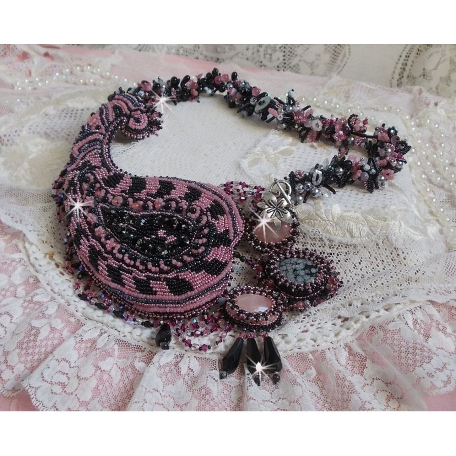 Colar plastrão Ville d'un Soir Noir et Rose, um reflexo de luz bordada com cristais de Quartzo e Swarovski