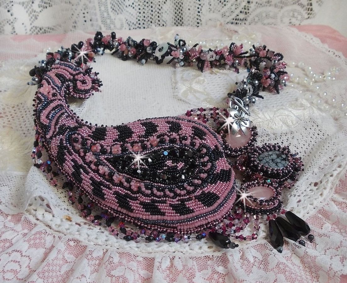 Colar plastrão Ville d'un Soir Noir et Rose, um reflexo de luz bordada com cristais de Quartzo e Swarovski