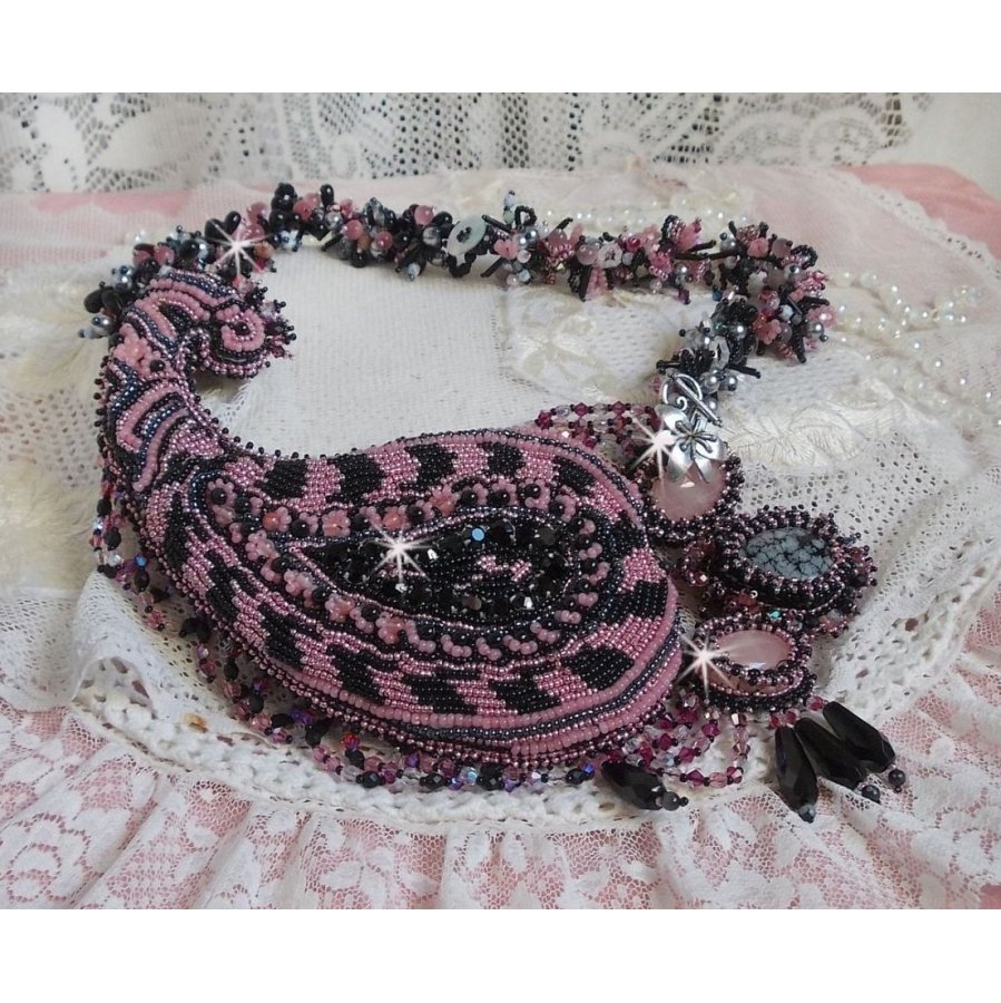 Colar plastrão Ville d'un Soir Noir et Rose, um reflexo de luz bordada com cristais de Quartzo e Swarovski