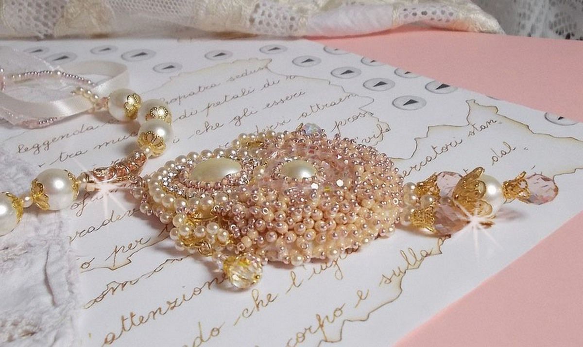 Colar Poudre de Riz bordado com cristais Swarovski, acessórios folheados a ouro, contas de pérolas e contas de sementes