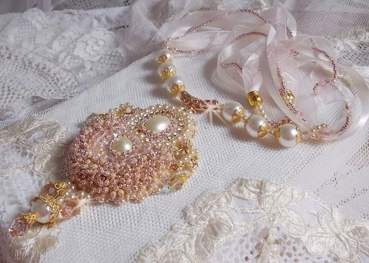 Colar Poudre de Riz bordado com cristais Swarovski, acessórios folheados a ouro, contas de pérolas e contas de sementes