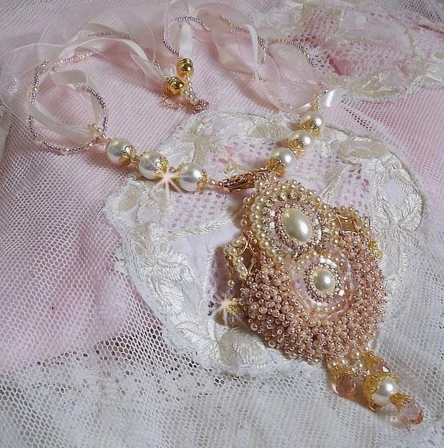 Colar Poudre de Riz bordado com cristais Swarovski, acessórios folheados a ouro, contas de pérolas e contas de sementes