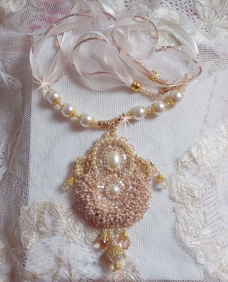 Colar Poudre de Riz bordado com cristais Swarovski, acessórios folheados a ouro, contas de pérolas e contas de sementes