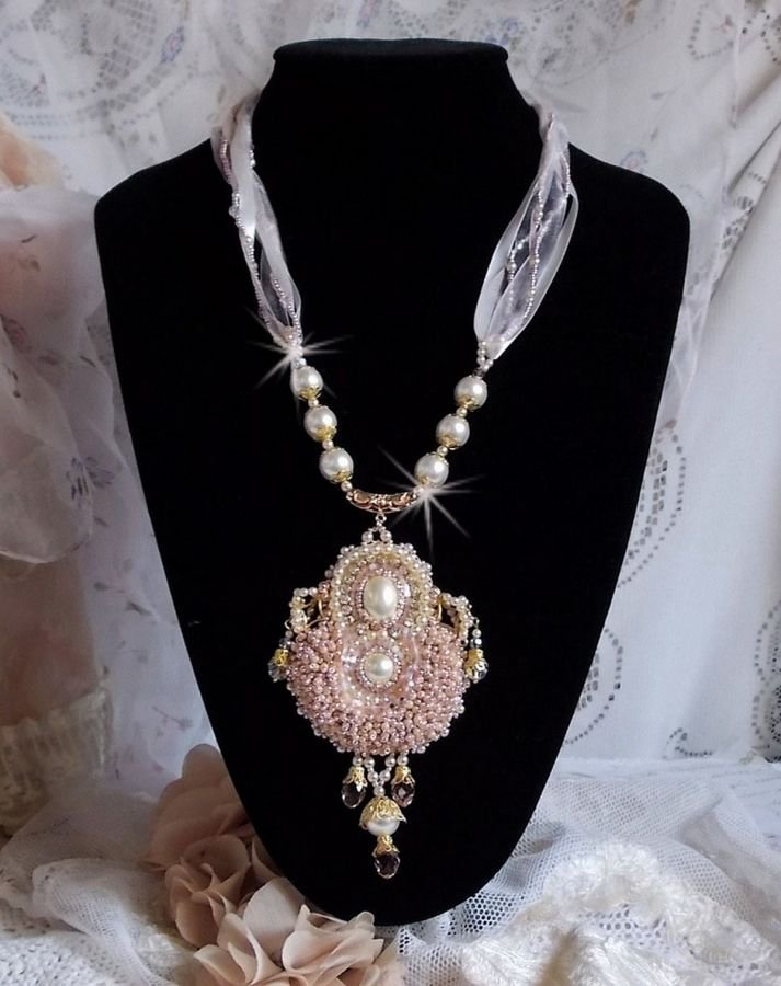 Colar Poudre de Riz bordado com cristais Swarovski, acessórios folheados a ouro, contas de pérolas e contas de sementes