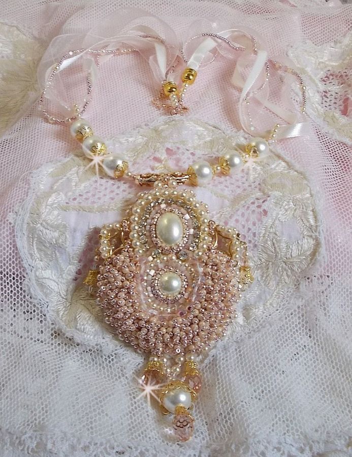 Colar Poudre de Riz bordado com cristais Swarovski, acessórios folheados a ouro, contas de pérolas e contas de sementes