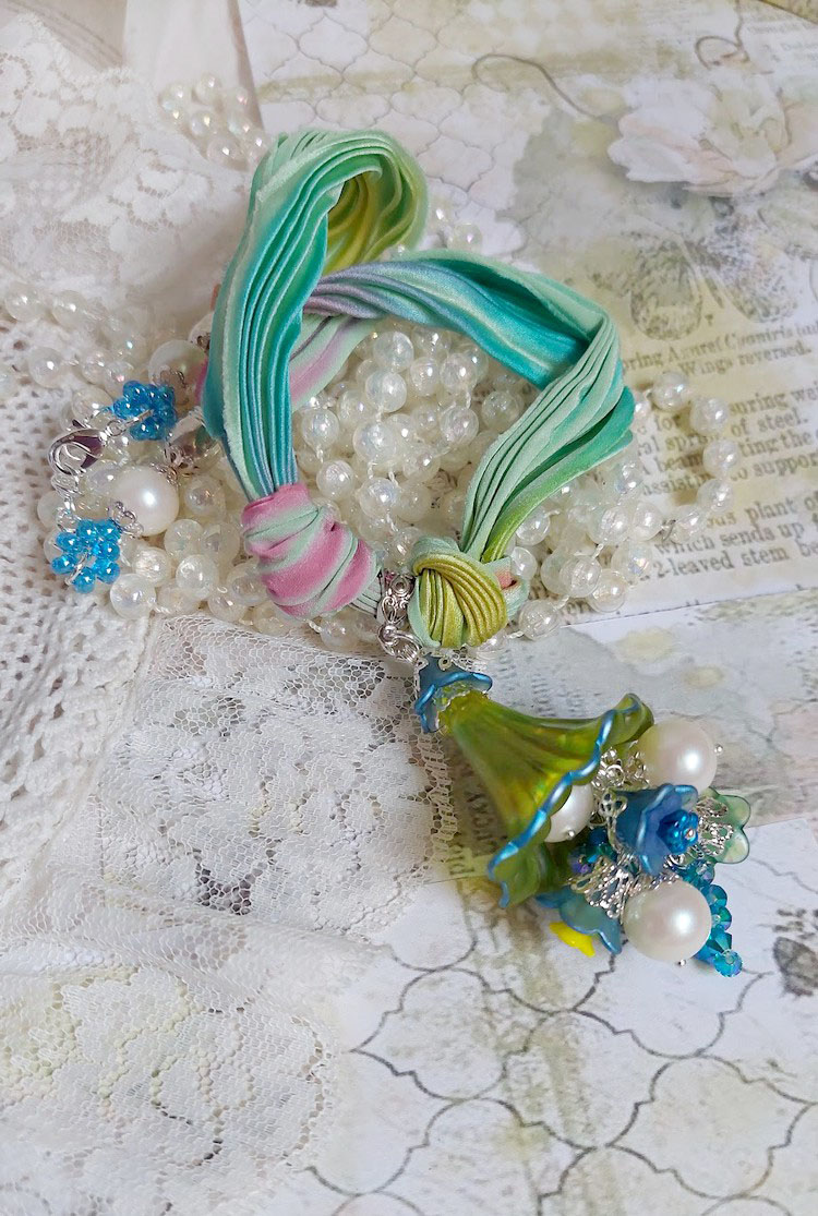 Collier Regard Scintillant créé avec fleurs acryliques, ruban de soie, chaîne en argent et perles Cristal Swarovski
