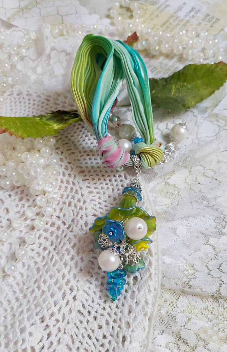 Collier Regard Scintillant créé avec fleurs acryliques, ruban de soie, chaîne en argent et perles Cristal Swarovski