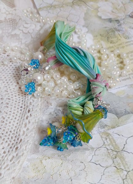 Collier Regard Scintillant cr&eacute;&eacute; avec fleurs acryliques, ruban de soie, cha&icirc;ne en argent et perles Cristal Swarovski