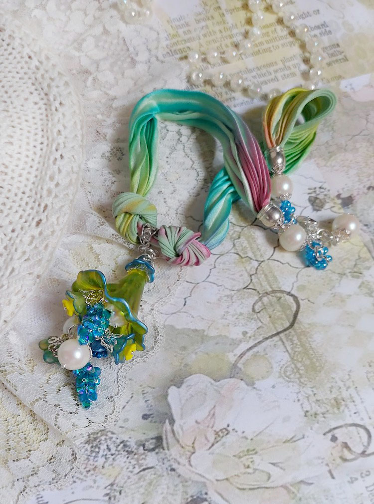 Collier Regard Scintillant créé avec fleurs acryliques, ruban de soie, chaîne en argent et perles Cristal Swarovski