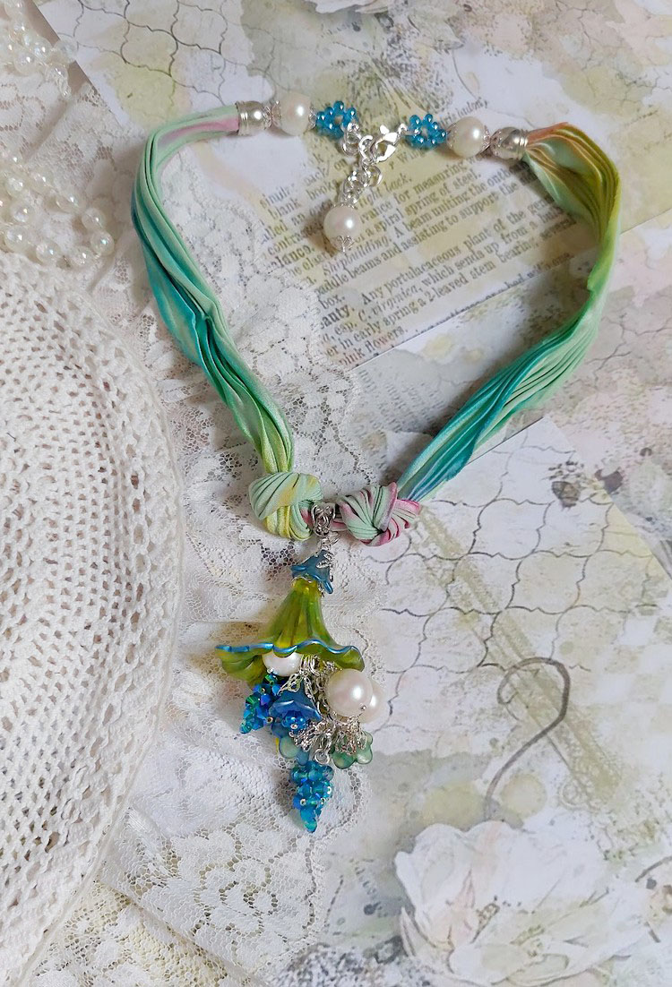 Collier Regard Scintillant créé avec fleurs acryliques, ruban de soie, chaîne en argent et perles Cristal Swarovski