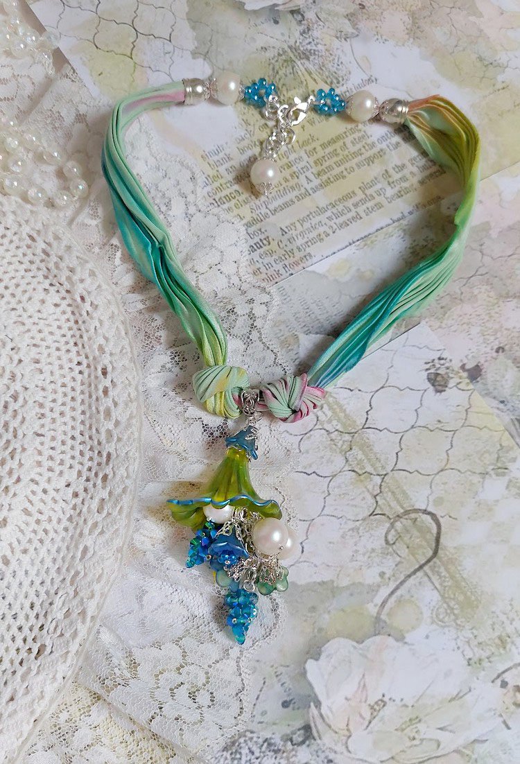 Collier Regard Scintillant créé avec fleurs acryliques, ruban de soie, chaîne en argent et perles Cristal Swarovski