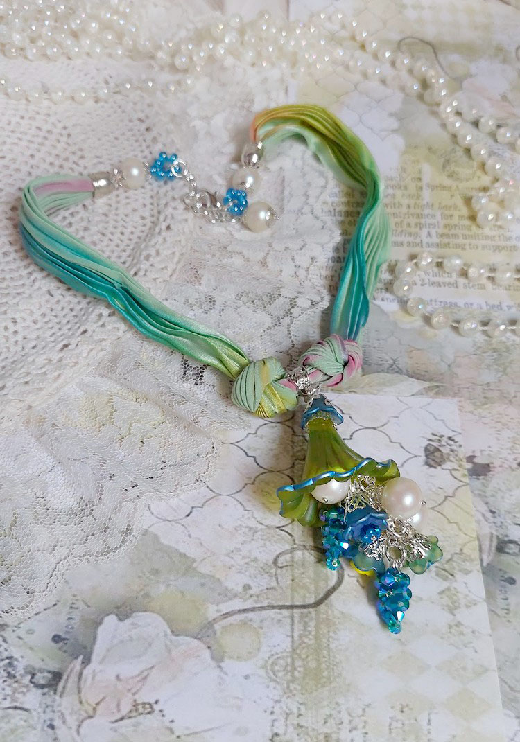 Collier Regard Scintillant créé avec fleurs acryliques, ruban de soie, chaîne en argent et perles Cristal Swarovski