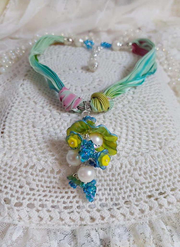 Collier Regard Scintillant créé avec fleurs acryliques, ruban de soie, chaîne en argent et perles Cristal Swarovski