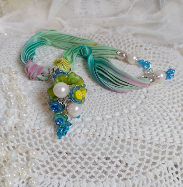Collier Regard Scintillant créé avec fleurs acryliques, ruban de soie, chaîne en argent et perles Cristal Swarovski