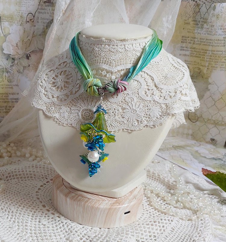 Collier Regard Scintillant créé avec fleurs acryliques, ruban de soie, chaîne en argent et perles Cristal Swarovski
