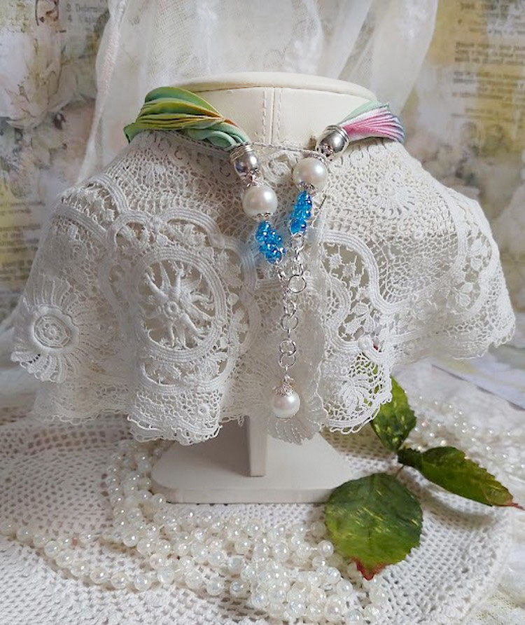Collier Regard Scintillant créé avec fleurs acryliques, ruban de soie, chaîne en argent et perles Cristal Swarovski