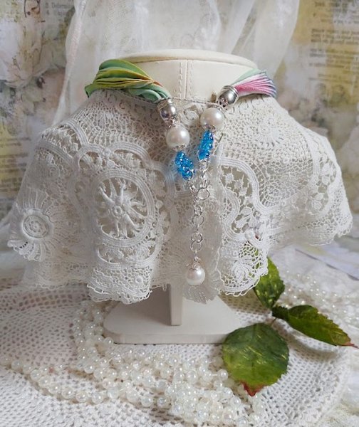 Collier Regard Scintillant cr&eacute;&eacute; avec fleurs acryliques, ruban de soie, cha&icirc;ne en argent et perles Cristal Swarovski