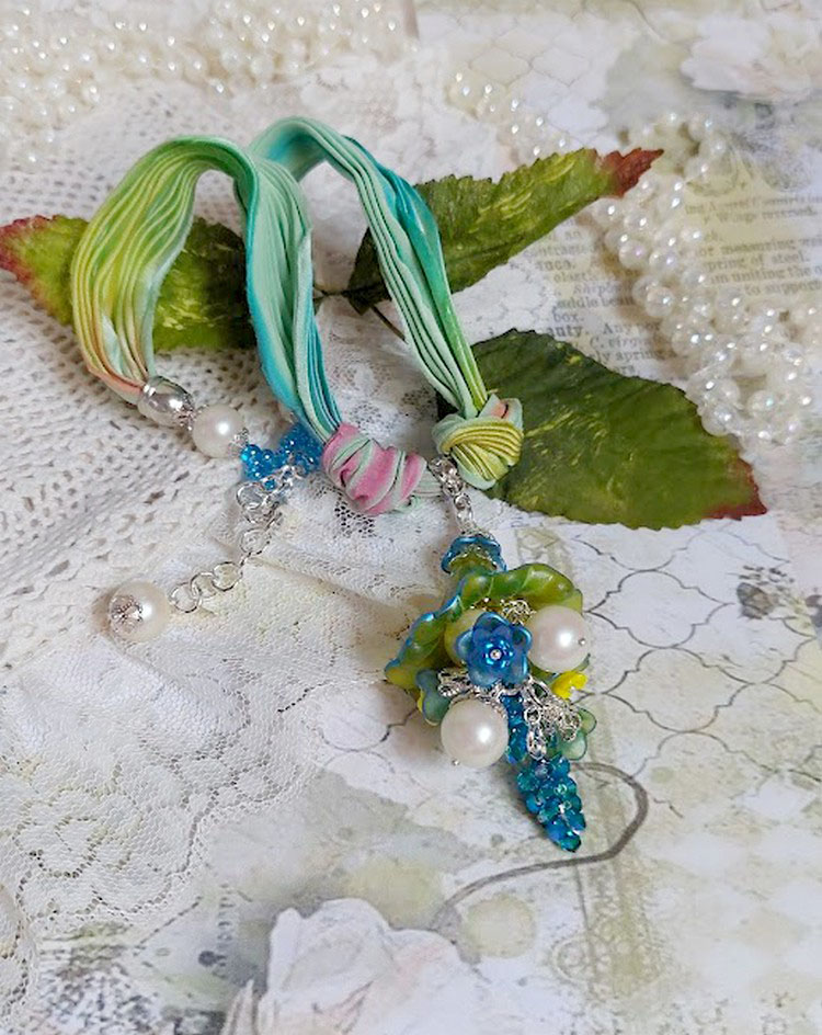 Collier Regard Scintillant créé avec fleurs acryliques, ruban de soie, chaîne en argent et perles Cristal Swarovski