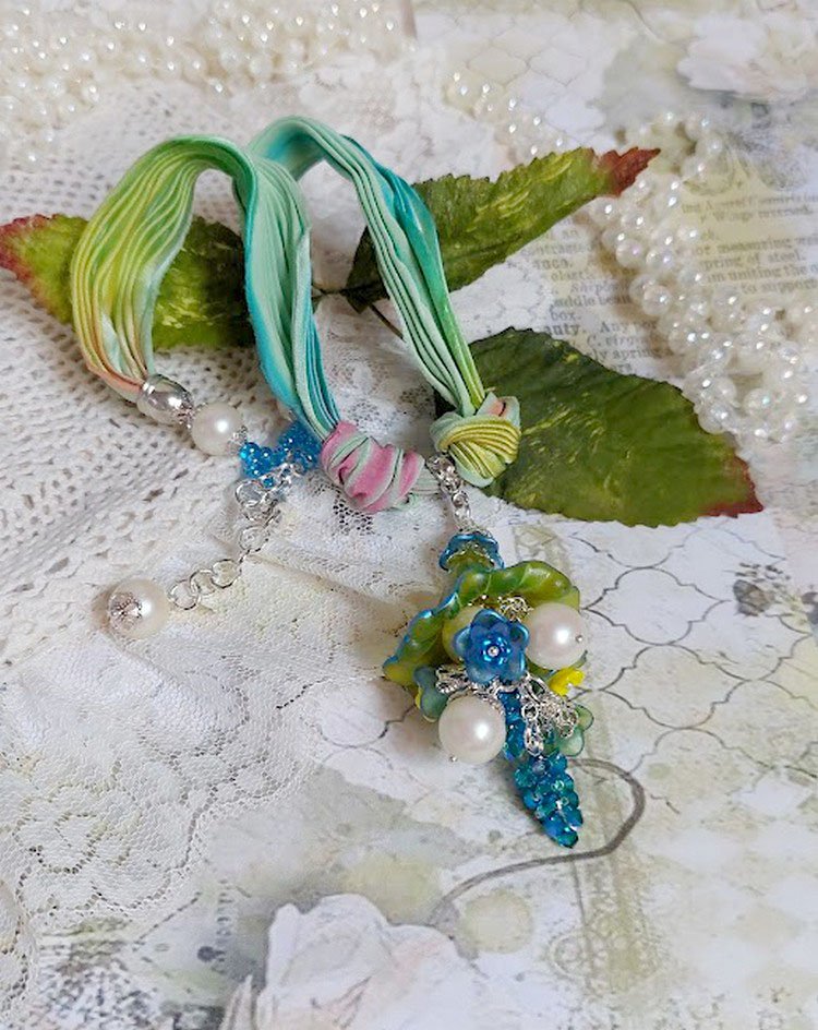Collier Regard Scintillant créé avec fleurs acryliques, ruban de soie, chaîne en argent et perles Cristal Swarovski
