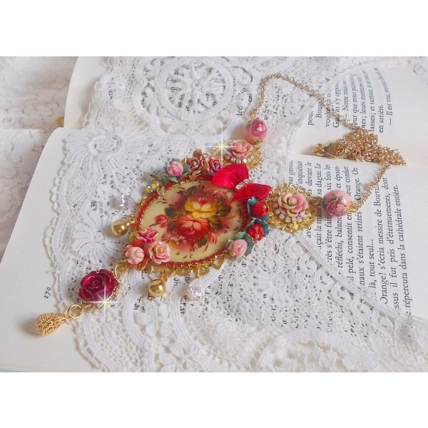 Collier Roseraie Proven&ccedil;ale cr&eacute;e avec des perles en verre, c&eacute;ramique, r&eacute;sine, des accessoires en plaqu&eacute; Or et autres avec un n&oelig;ud en satin Rouge