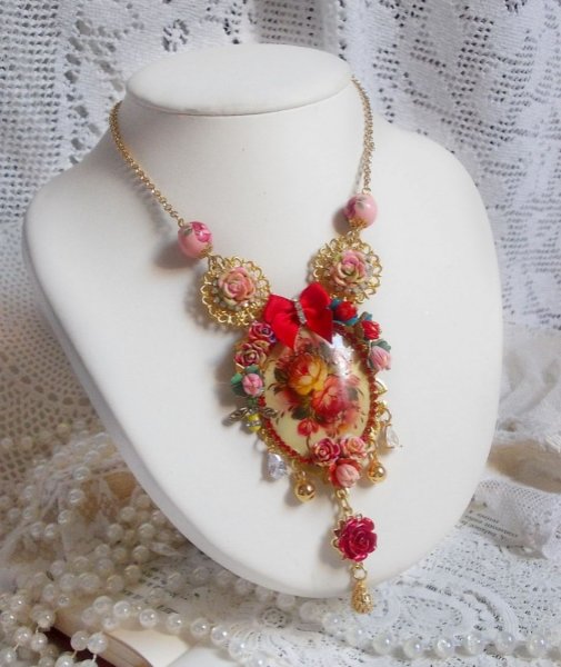 Collier Roseraie Proven&ccedil;ale cr&eacute;e avec des perles en verre, c&eacute;ramique, r&eacute;sine, des accessoires en plaqu&eacute; Or et autres avec un n&oelig;ud en satin Rouge
