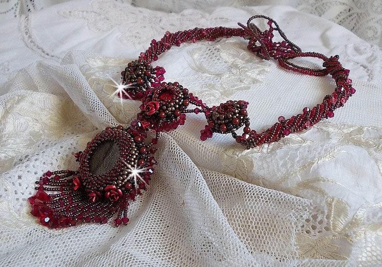 Colar Rubby One bordado com cristais Swarovski e um cabochon de cerâmica