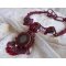 Colar Rubby One bordado com cristais Swarovski e um cabochon de cerâmica