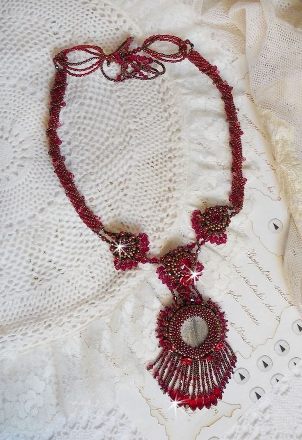 Colar Rubby One bordado com cristais Swarovski e um cabochon de cerâmica