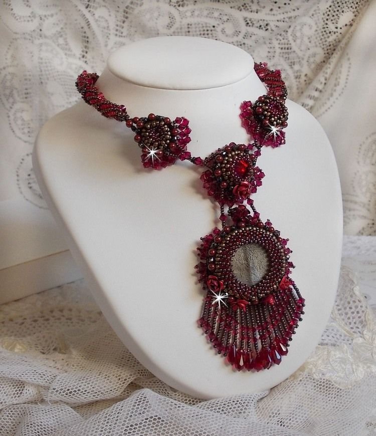 Colar Rubby One bordado com cristais Swarovski e um cabochon de cerâmica
