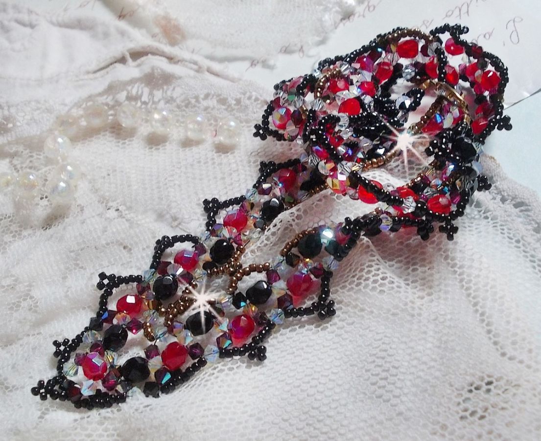 Colar de rubi e preto com facetas de cristal Swarovski e fiadeiras