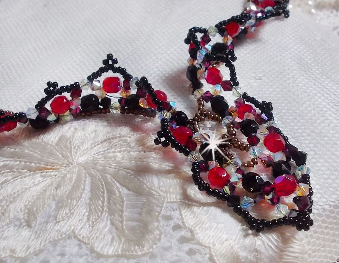Colar de rubi e preto com facetas de cristal Swarovski e fiadeiras