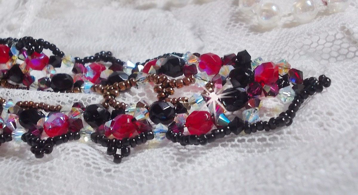 Colar de rubi e preto com facetas de cristal Swarovski e fiadeiras