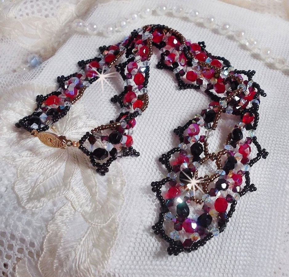 Colar de rubi e preto com facetas de cristal Swarovski e fiadeiras