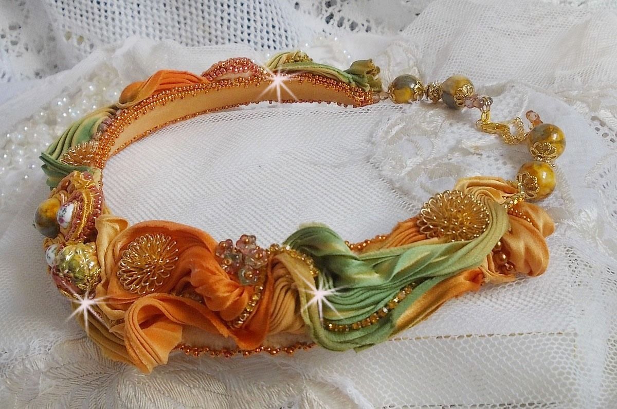 Colar Rumba Haute-Couture bordado com shibori de seda, bigode e cristais Swaroski